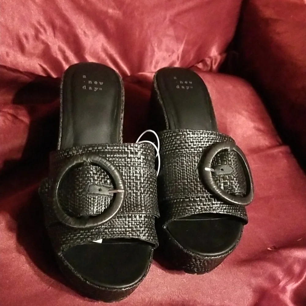NWT size 7.5. 3 inch wedge slide memory foam rugged sole